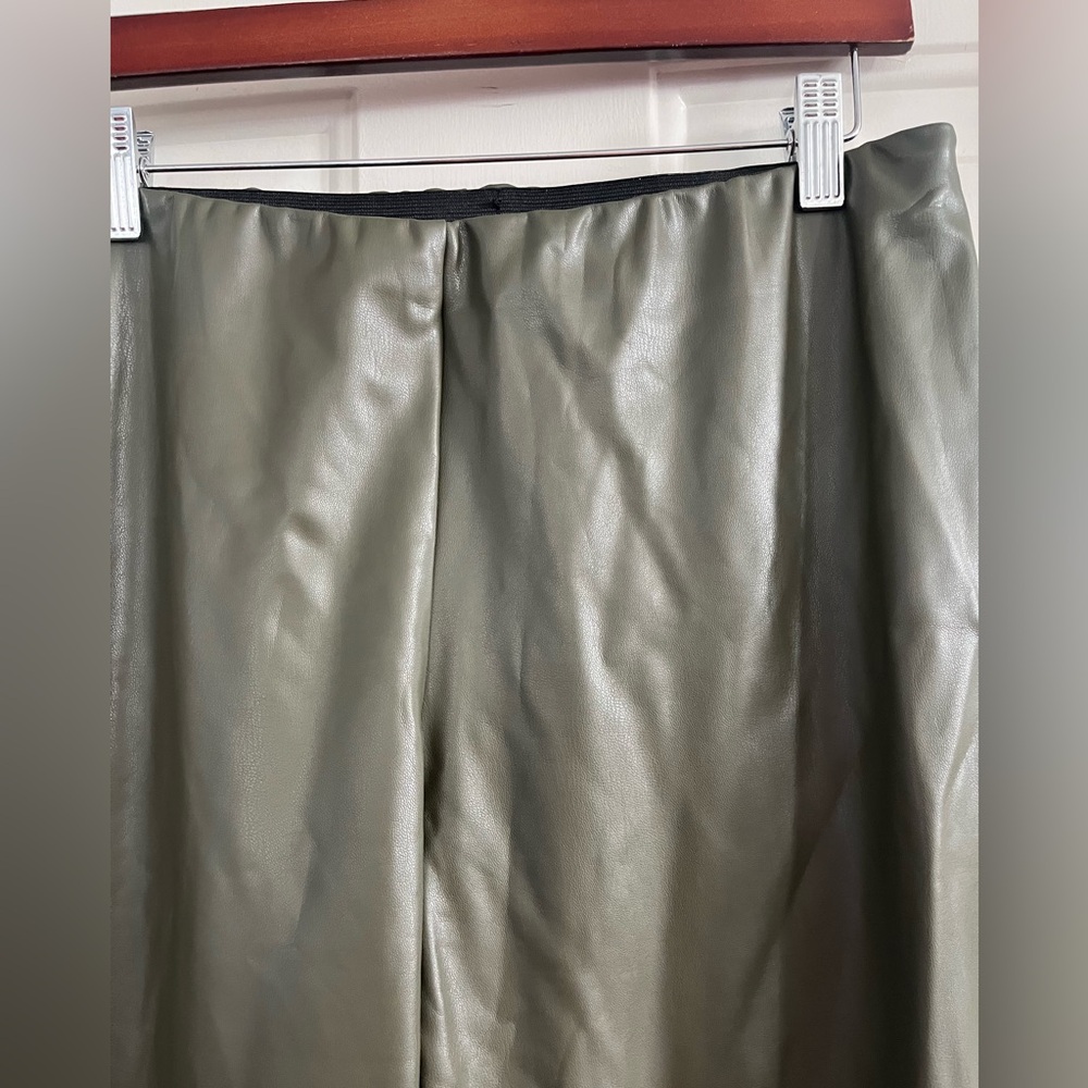 Lisa Rinna pants - Picture 2 of 8